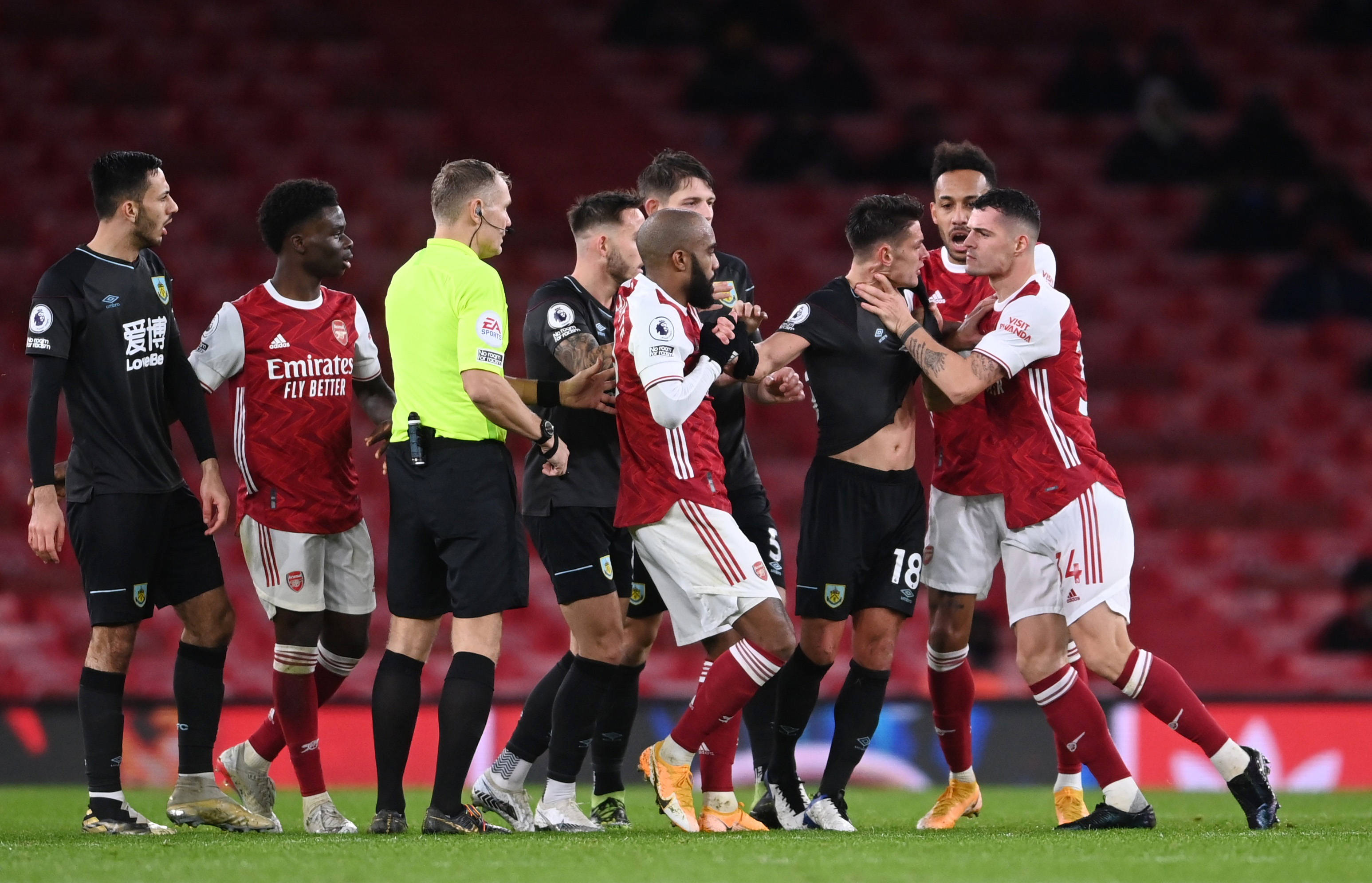 鲍威尔膝伤 鲍威尔膝伤